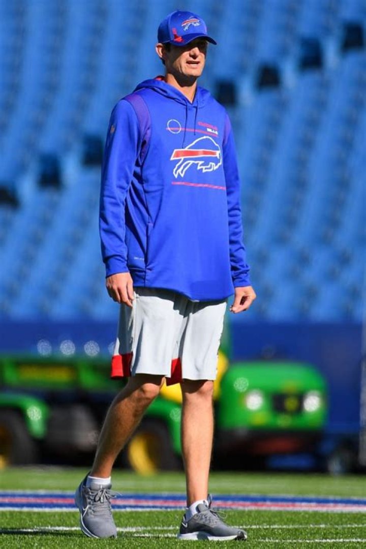 
Buffalo Bills Coach Ken Dorsey Smashes Headset and Tablet After Loss to Dolphins 