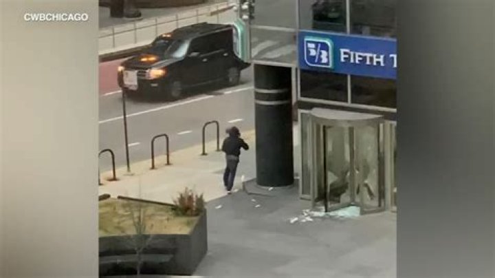 
Chicago Loop shooting: Shots fired during suspected bank robbery at Fifth Third Bank, 1 South Wacker 
