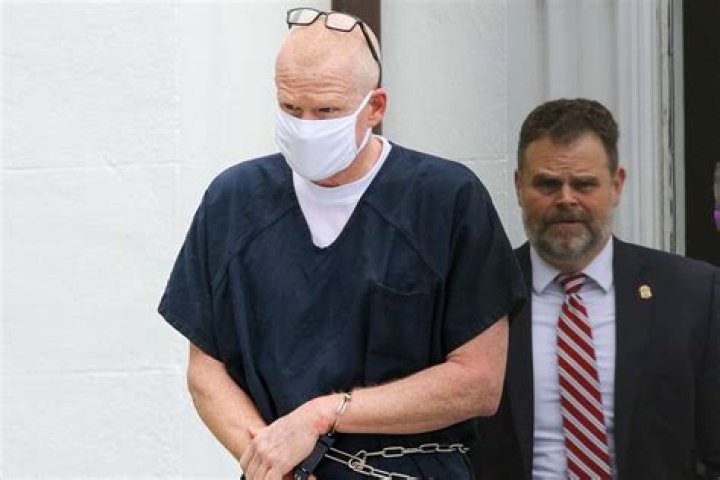 
Cop Says Alex Murdaugh Had No Visible Blood on Him After Killings, But Might Have Changed Clothes 