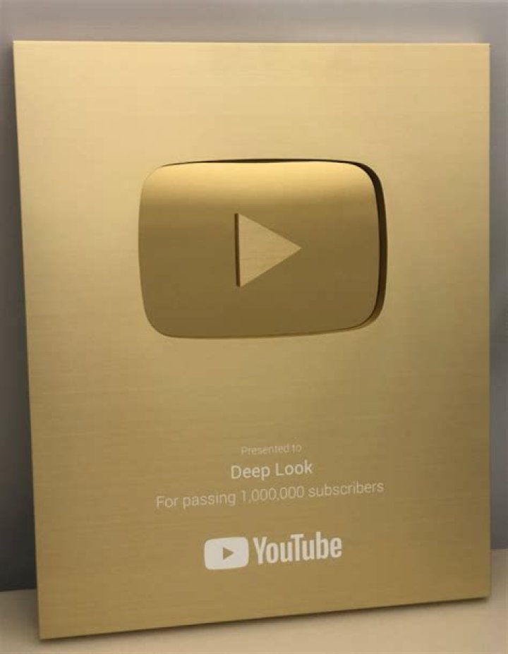 
Ejimozy Ggets Gold YouTube Plaque for 1 Million Subscribers 