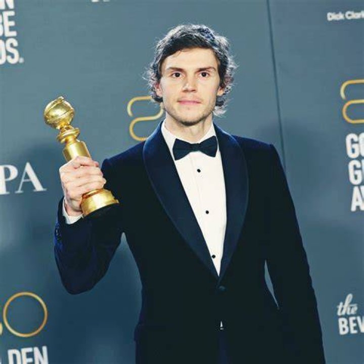 
Evan Peters Wins Golden Globe for ‘Dahmer’ : ‘I Sincerely Hope Some Good Came Out of It’ 