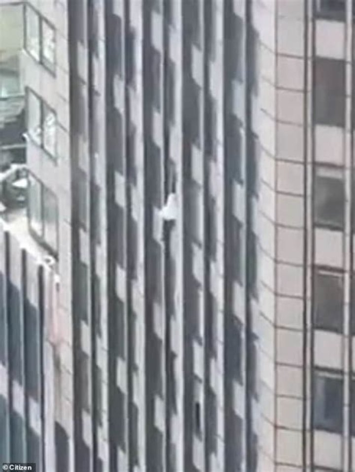 
FBI suspect threatens to jump from 31st floor window of Manhattan skyscraper 