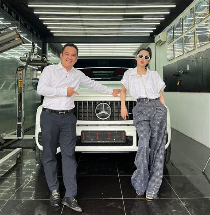 
Hien Ho Singer AMG G63 Controversy, Twitter Link and Boyfriend 