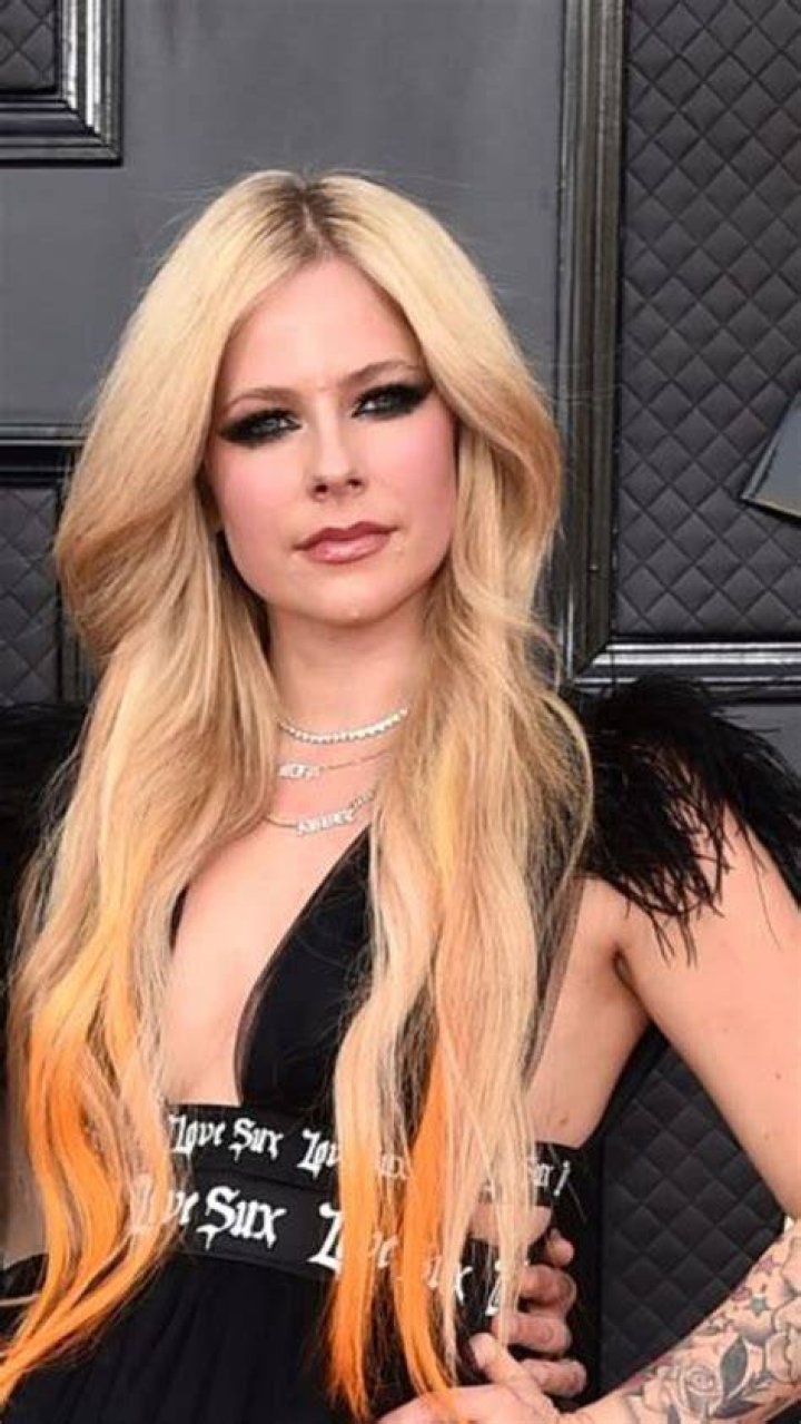 
Is Avril Lavigne Gay? Age, Height, Net Worth 