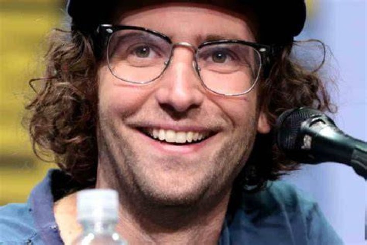 
Is Kyle Mooney married to wife? Or Dating a Girlfriend? 