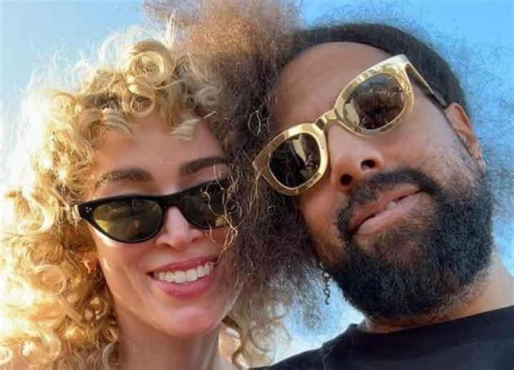 
Is Reggie Watts Married to Wife? Or Dating a Girlfriend? 