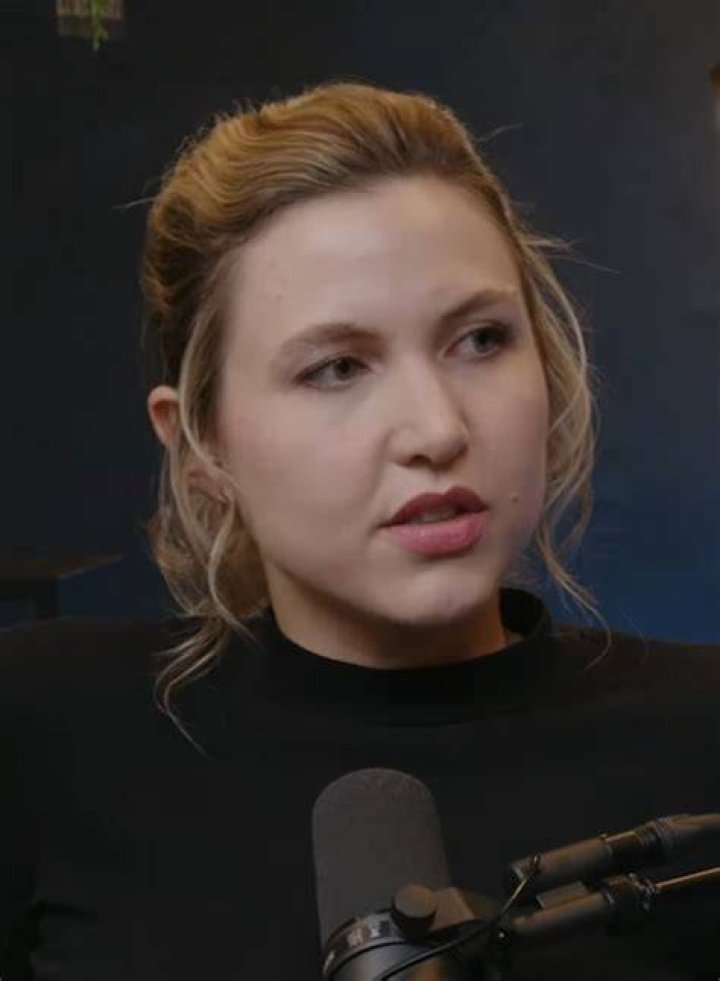 
Is Taylor Tomlinson Gay? Who is Taylor Tomlinson? 