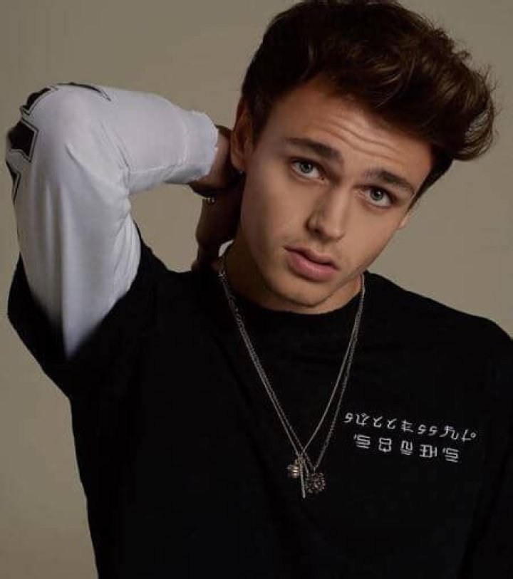 Jonah Marais Height, Weight, Net Worth, Age, Birthday, Wikipedia, Who, Nationality, Biography