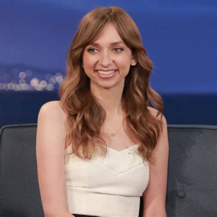 Lauren Lapkus: Boyfriend, net worth, tattoos, smoking & body measurements