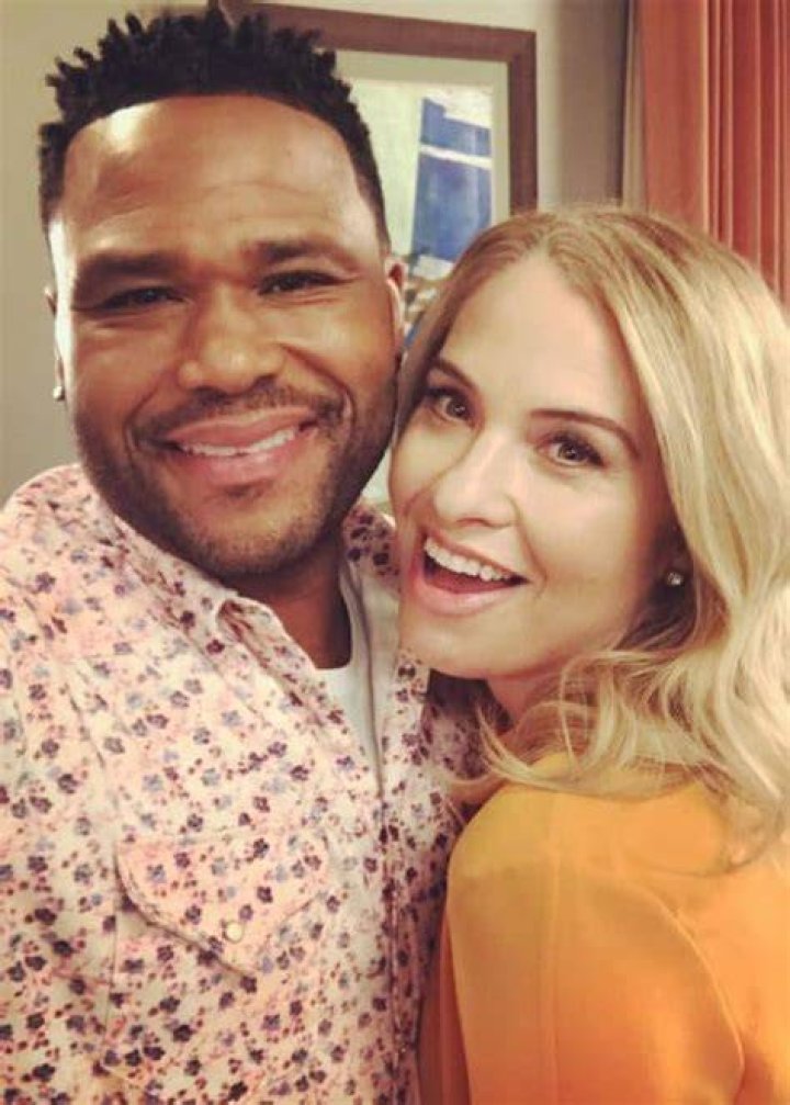 Leslie Grossman Daughter Adopted With John Bronson- Is She Related With Naomi?