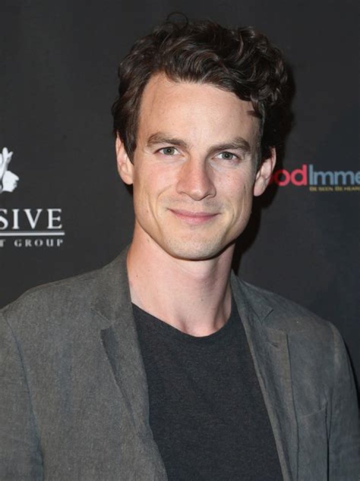 Luke Cook’s Wiki: Baby, Wife, Net Worth, Height, Family