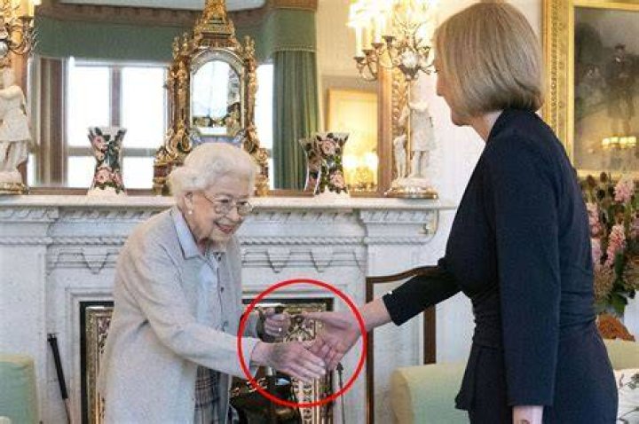 
Photographer Shares Queen Elizabeth’s ‘Amazing Twist’ to Avoid Having Her Hands in Pictures 
