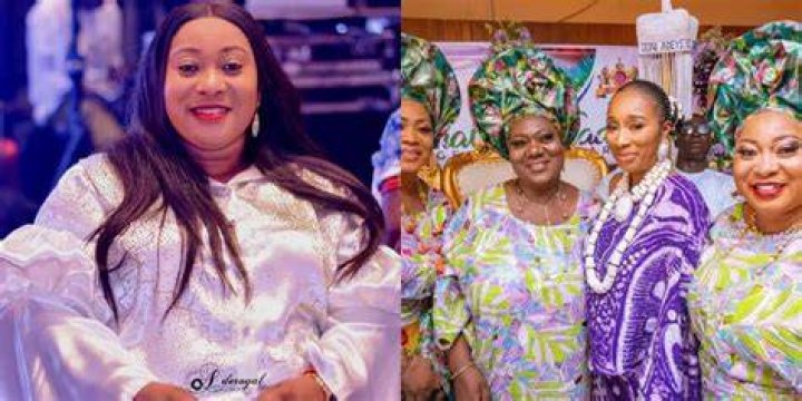 
Queen Ronke, the Ooni of Ife’s fifth wife, is warmly welcomed by the Ooni of Ife’s sister. 