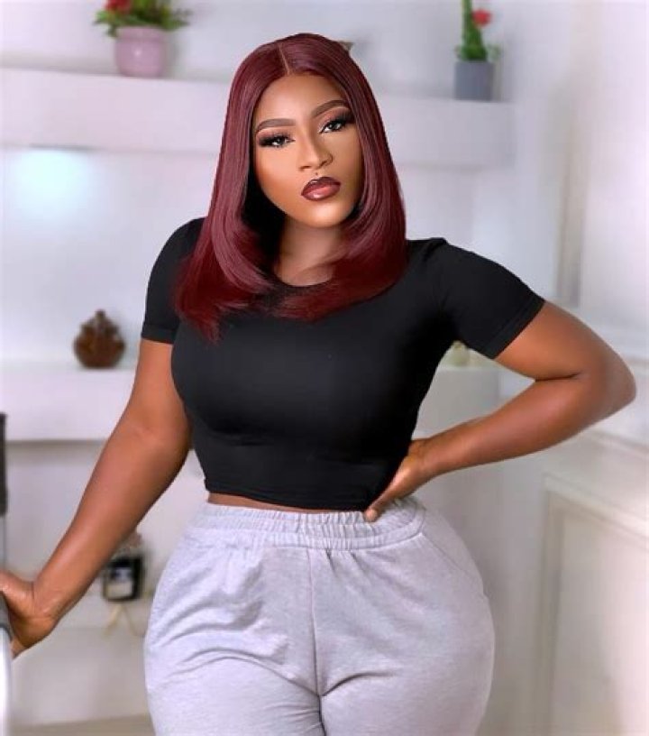
Reactions As Nollywood Actress Destiny Etiko Shuts Down Her Friend’s House Party With Naira Notes 