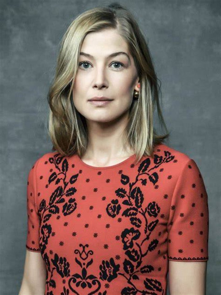 Rosamund Pike Biography, Age, Height, Family, Husband, Children, Movies and Net Worth