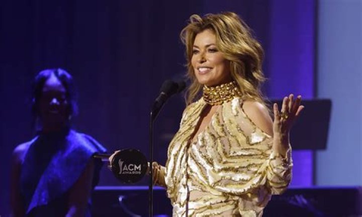 
Shania Twain Receives Icon Award at 2022 People’s Choice Awards: ‘I Miss My Mother at These Moments’ 