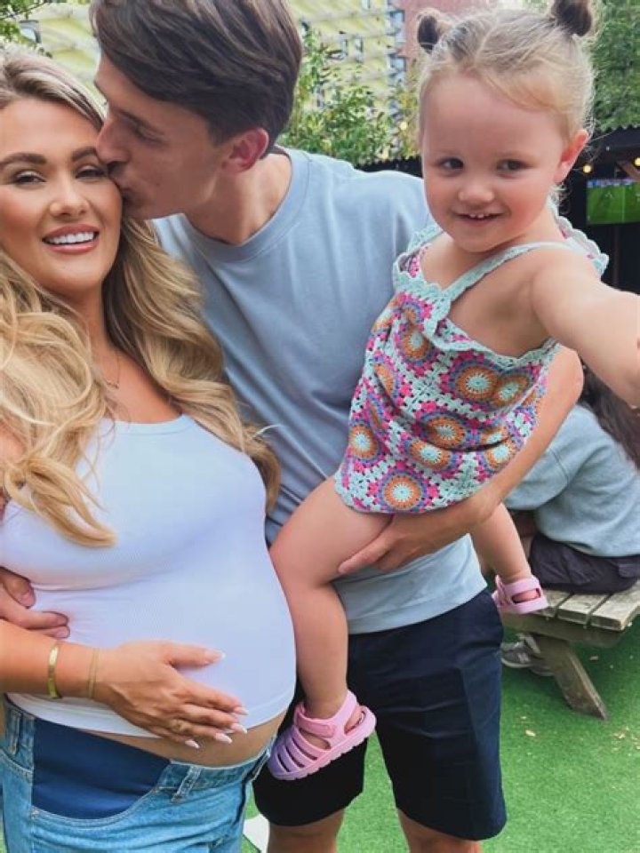 Shaughna Phillips Baby Daddy: Who Is She Dating Now? Love Island Star Pregnancy Update