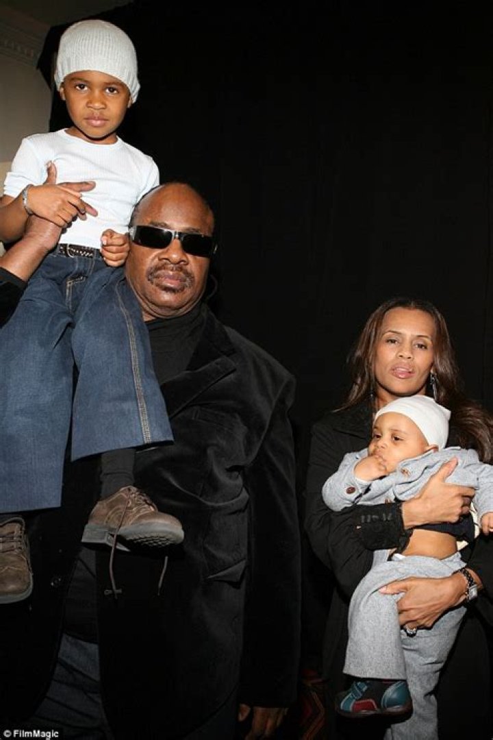 Stevie Wonder: Wife, net worth, tattoos, smoking & body facts