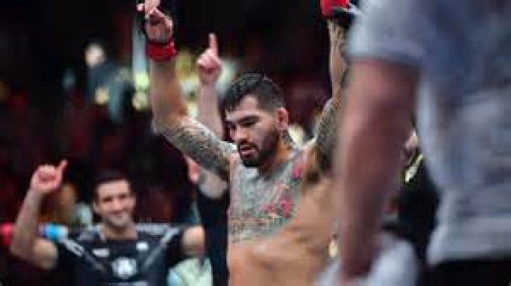 
UFC Middleweight Champion Anthony Hernandez Has Four Children With His Wife 