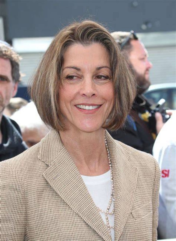 
Where is Wendie Malick now? Net Worth, Height, Husband, Bio 