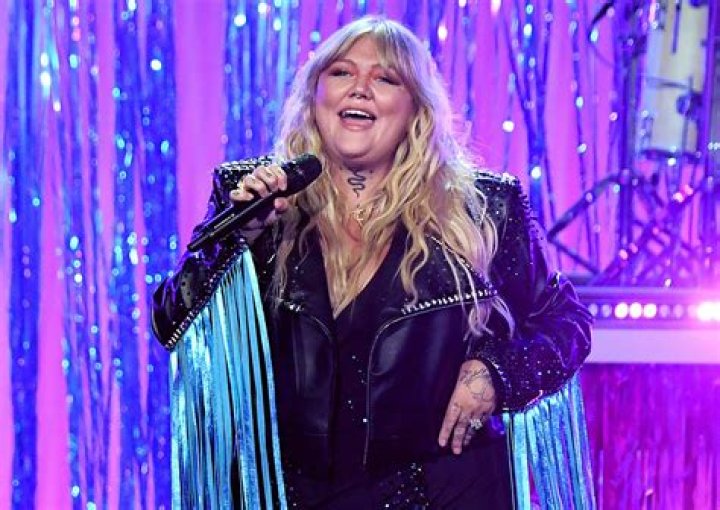 
Who is Elle King Dating? Was Elle King Drunk on Nye? Does Elle King Have a Kid? 