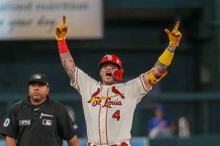 Yadier Molina Age, Wiki, Biography, Wife, Children, Salary, Net Worth, Parents